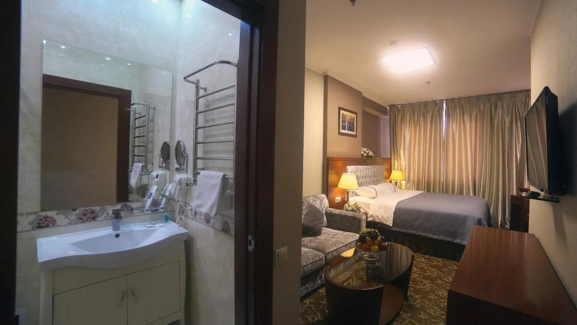 Grand Voyage Hotel Almaty 4*,